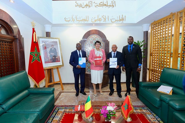 Le Premier Président de la Cour des comptes, Zineb El Adaoui, s’est entretenu, jeudi 9 mars 2023, avec le vérificateur général de la République du Mali, Samba Alhamdou Baby, et le Président de la Section de Comptes de la Cour suprême Malienne, Mama Sininta, et ce dans l’objectif de prendre connaissance de l’expérience de la Cour des comptes dans le domaine du contrôle supérieur des finances publiques.  Lors de cette entrevue, Madame le Premier Président a présenté des explications sur les caractéristiques des attributions de la Cour des comptes, lesquelles consistent notamment en l’exercice de celles juridictionnelles et non juridictionnelles, tout en assurant une complémentarité   entre ces attributions et mettant l’accent, dans ce sens, sur l’importance du rôle du contrôle intégré qui vise à créer des passerelles entre les attributions susmentionnées, notamment le jugement des comptes, le contrôle de la gestion et de la discipline budgétaire et financière, ainsi que la mise à contribution de leurs résultats dans le cadre de la déclaration obligatoire du patrimoine.  De leur côté, les membres de la délégation de la République du Mali ont salué l’expérience marocaine, exprimant leur volonté d’approfondir la coopération et d’échanger les expertises avec la Cour des comptes en vue de renforcer leurs capacités organisationnelles et professionnelles.  MM. Baby et Sininta ont également donné un aperçu de la place des deux structures qu’ils président au sein de l’édifice institutionnel de l’Etat du Mali, ainsi que des compétences de chaque structure séparément.  A l’issue de cette réunion, les deux parties ont convenu de conjuguer leurs efforts pour mettre en œuvre la coopération entre les deux pays en faveur du contrôle supérieur des finances publiques, notamment en ce qui concerne le développement des principes de bonne gouvernance, de transparence et de la corrélation entre la responsabilité et la reddition des comptes.